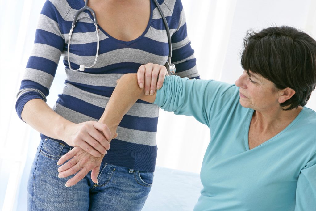 Epanchement articulaire : Medecin femme