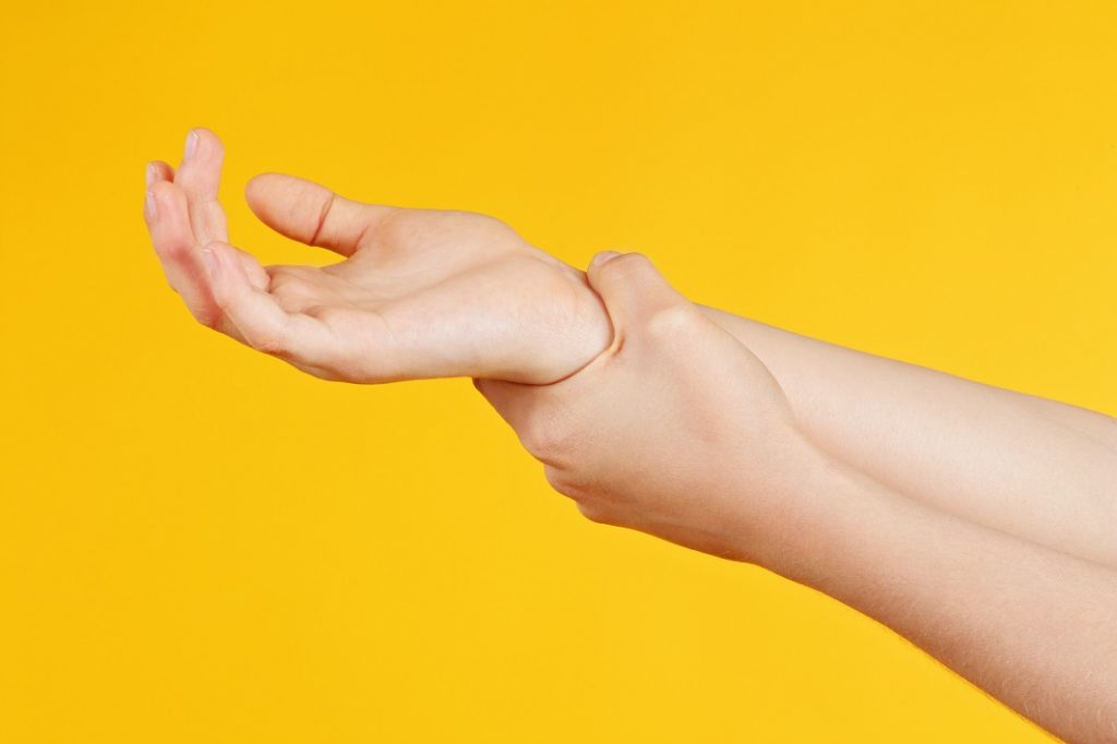 tendinopathie poignet fond jaune