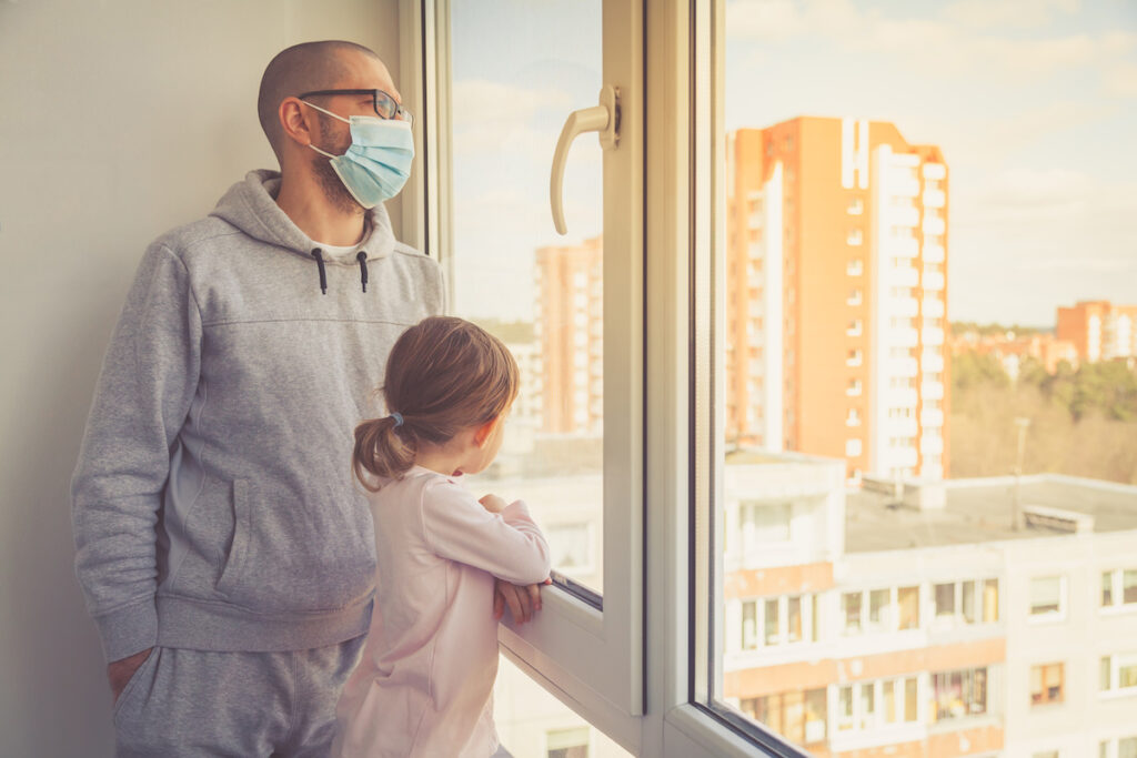 Omicron : même vaccinés, les cas contacts de personnes infectées doivent s'isoler