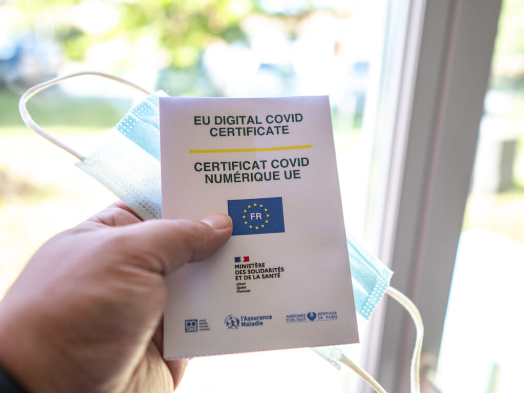 Faux pass sanitaires : des centaines d’enquêtes en cours