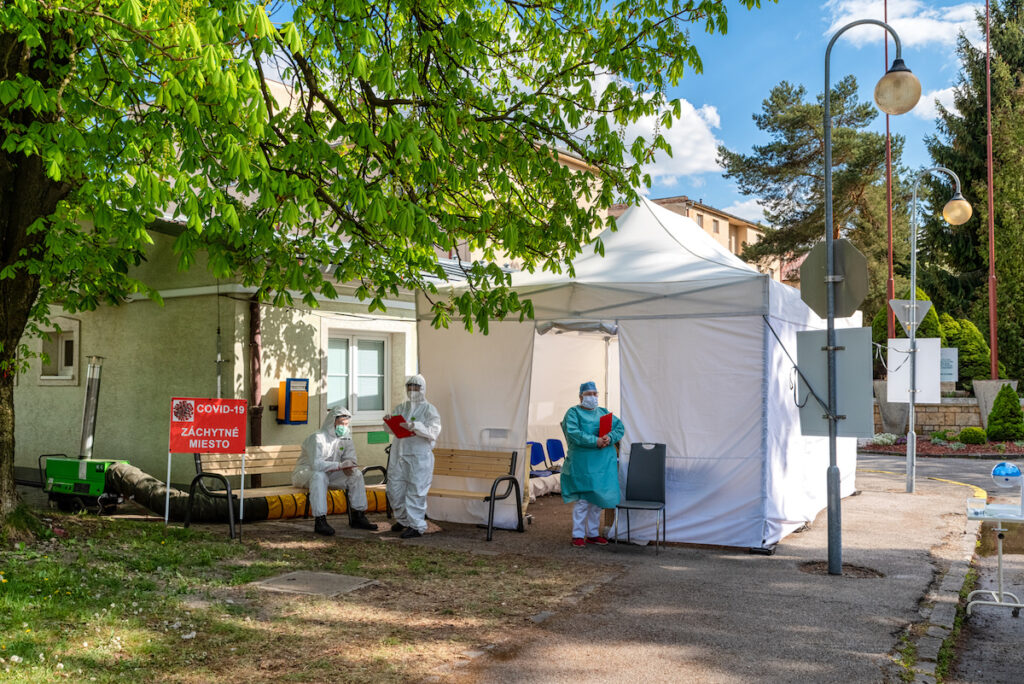 Hôpital : tentes à l’extérieur pour trier les patients aux urgences