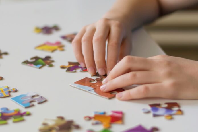 Les bienfaits du puzzle sur les petits et grands Personne réalisant un puzzle
