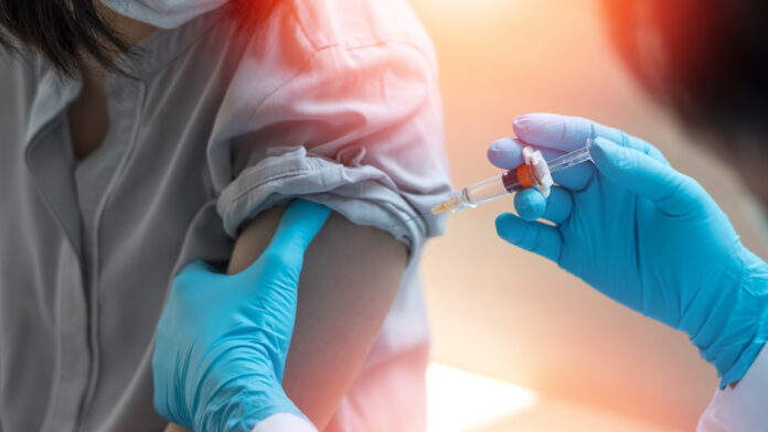 Les vaccins contre la Covid-19 affaiblissent-ils le système immunitaire ?