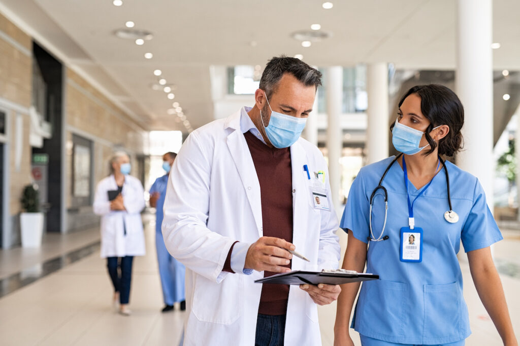 COVID-19: est-ce déjà le pic de la 8e vague ?