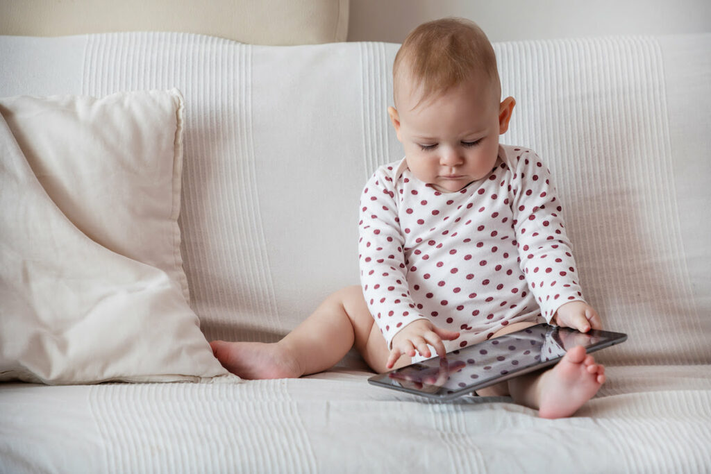 Le temps d’écran des tout-petits influe sur leur réussite scolaire