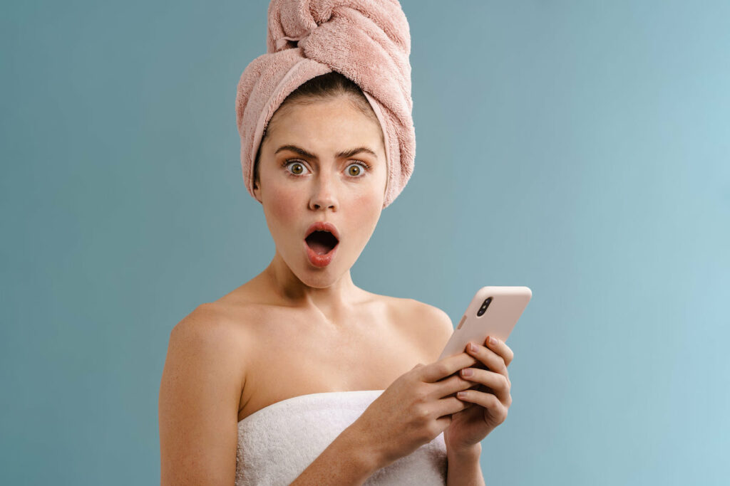 Pourquoi vous ne devriez pas utiliser votre téléphone dans la salle de bain 