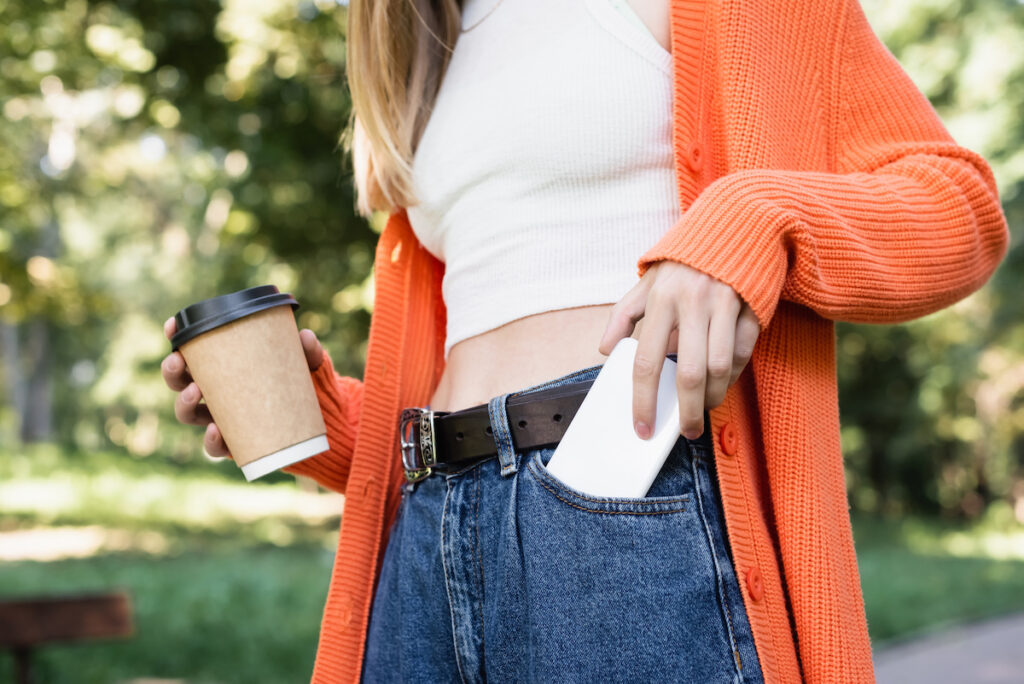 Téléphone dans le pantalon