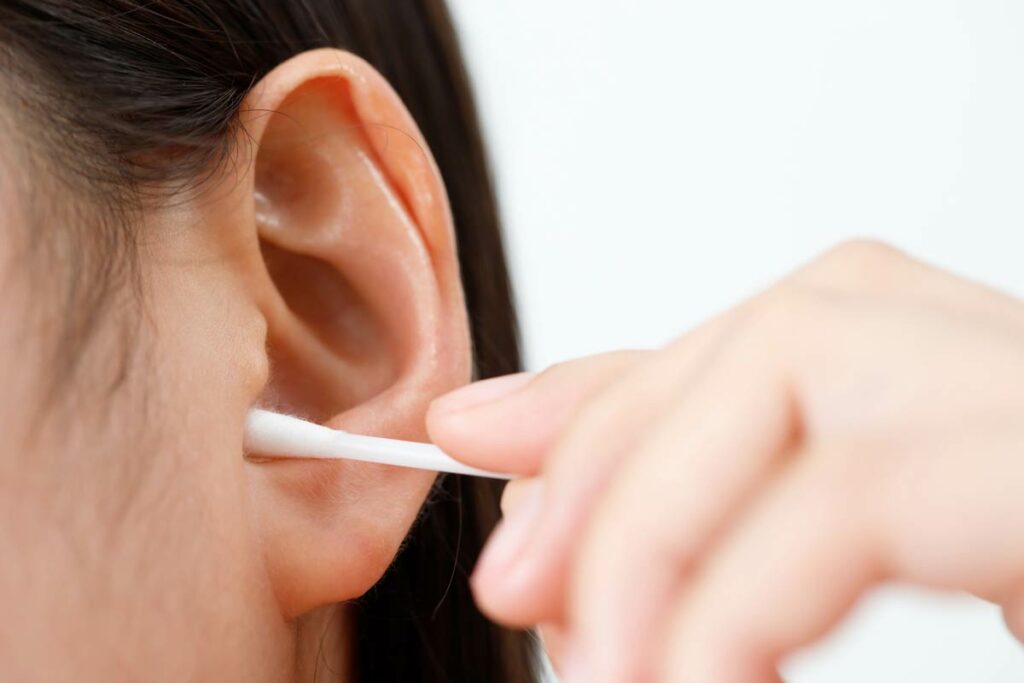 Bouchon de cerumen : les 5 pires gestes à éviter pour l'extraire, selon un ORL