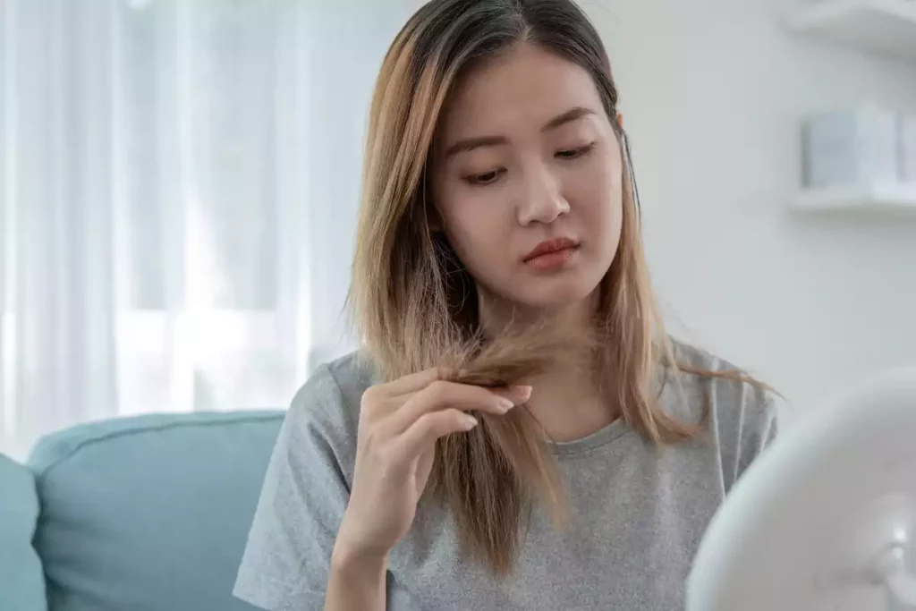 Femme qui perd ses cheveux