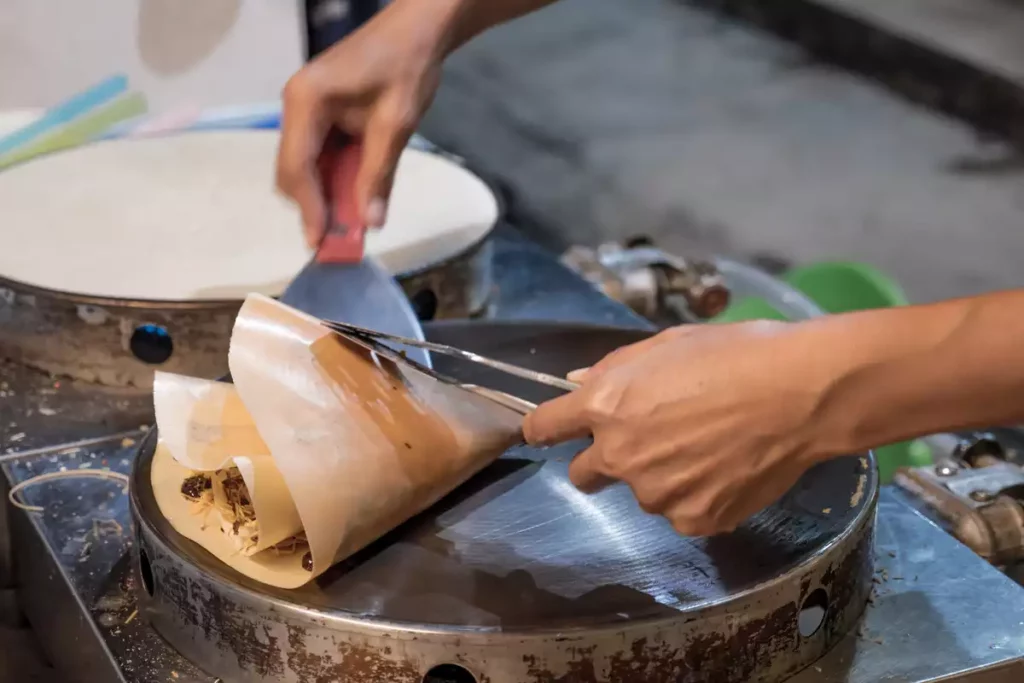 Vendeurs à la sauvette à Paris : les aliments stockés dans les bouches d’égout