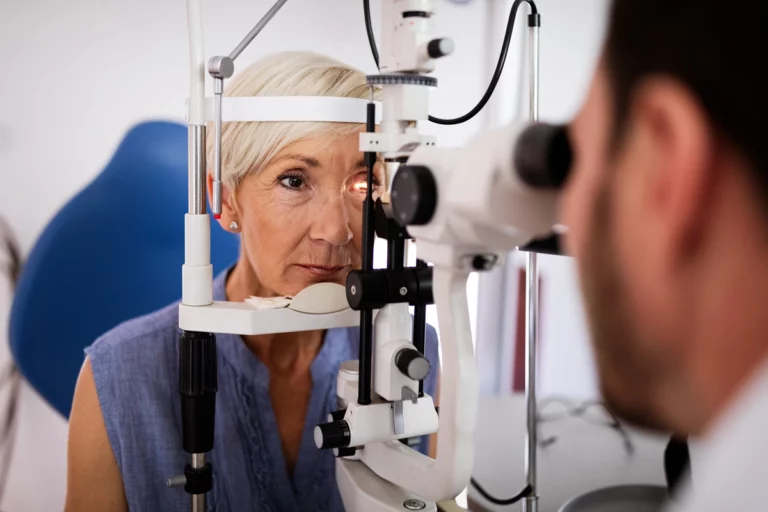 Quelles sont les 4 maladies oculaires qui favoriseraient les chutes chez les personnes âgées ?
