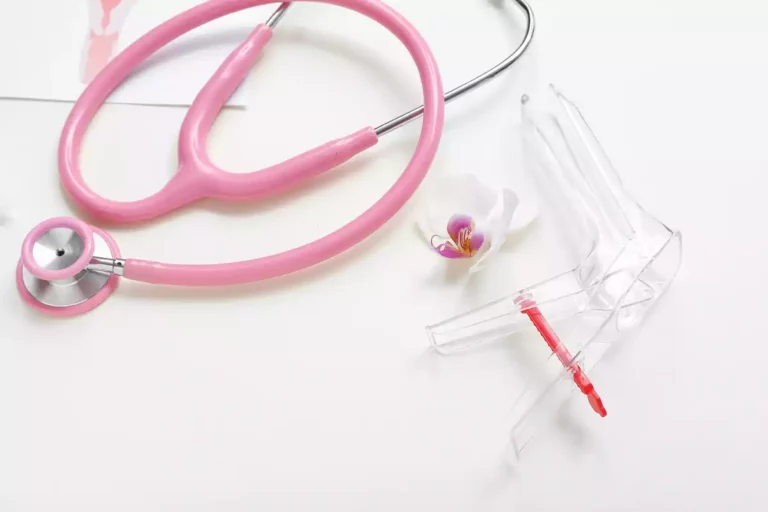 Violences gynécologiques : elle brise le tabou