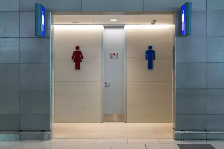 S'asseoir sur des toilettes publiques, est-ce vraiment risqué ?