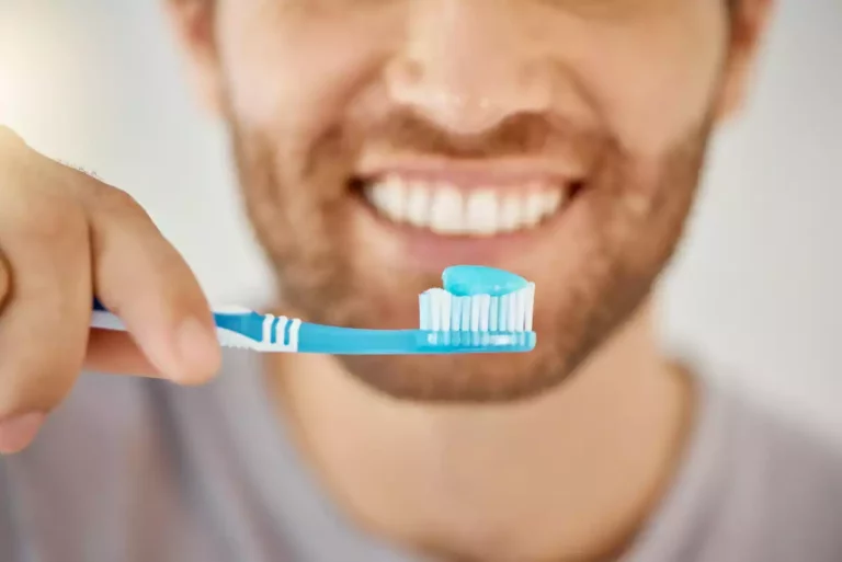 Homme qui se brosse les dents