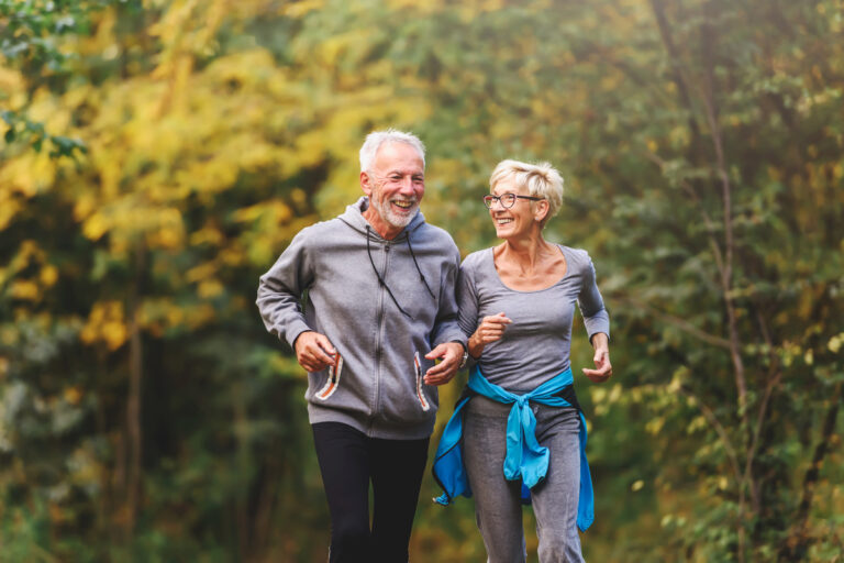 Retro Walking : l’activité révolutionnaire pour le bien-être des seniors