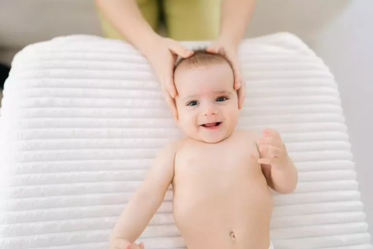 Ostéopathie pour bébés : pourquoi est-elle critiquée ? Par qui ?