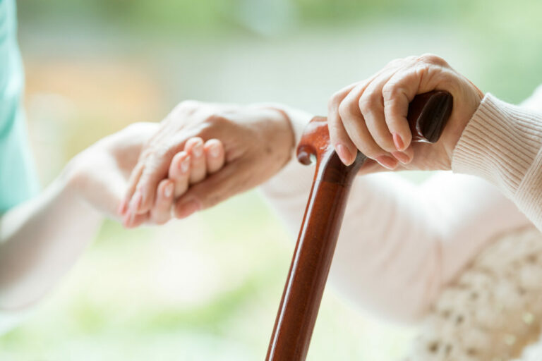 Alzheimer : ces 3 signes peuvent apparaître avant la perte de mémoire, selon un neurologue