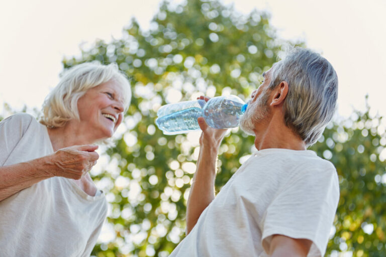 Boire de l’eau serait la clé pour vivre plus longtemps, selon des scientifiques !