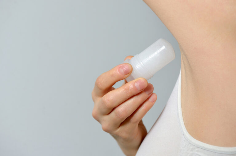 Déodorant : à quel moment de la journée faut-il vraiment l’appliquer ? Déodorant : quand et comment les appliquer pour une efficacité optimale ?