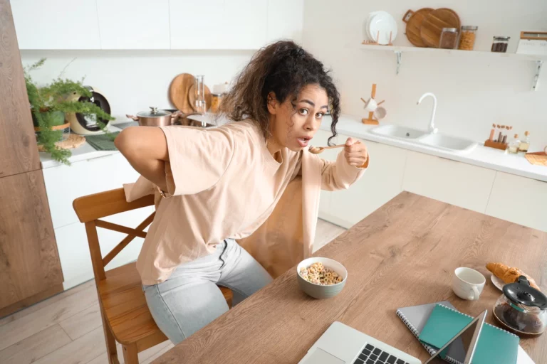 Ce geste que vous faites à chaque repas met votre santé en danger manger vite
