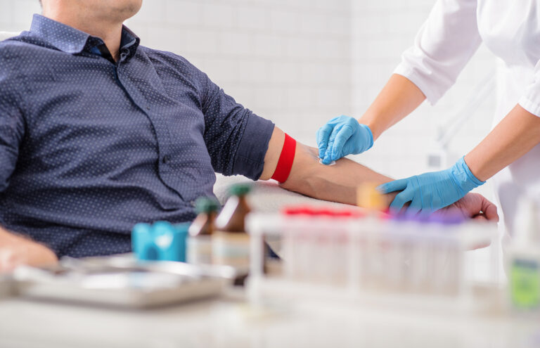 Alzheimer : un test sanguin révolutionnaire pour détecter la maladie et son stade